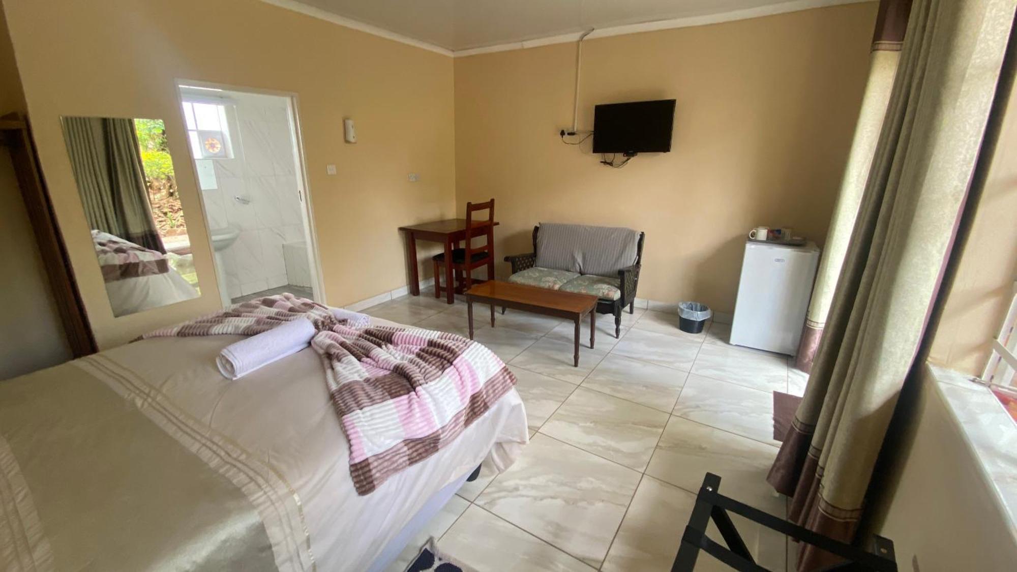 Lynns Guest House Булавайо Экстерьер фото