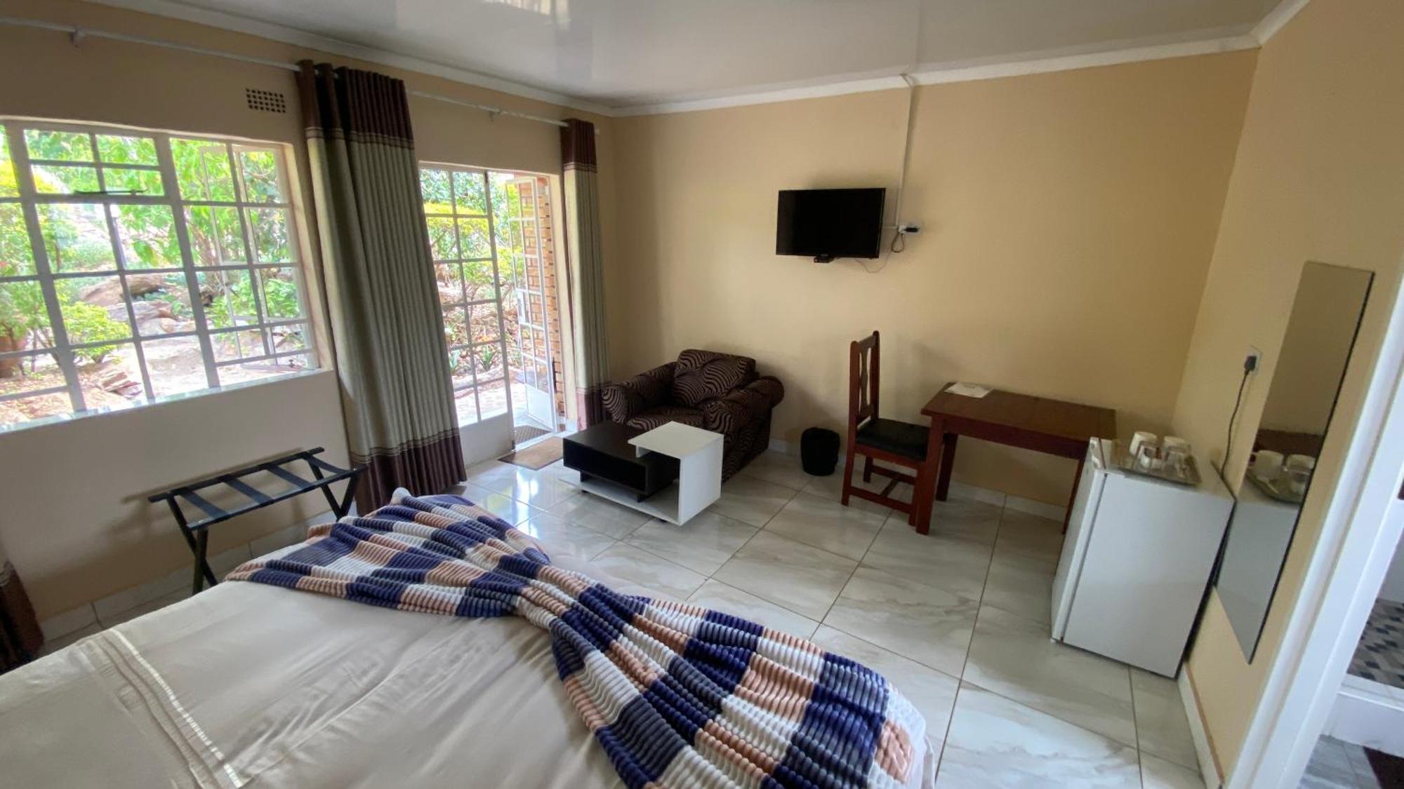 Lynns Guest House Булавайо Экстерьер фото