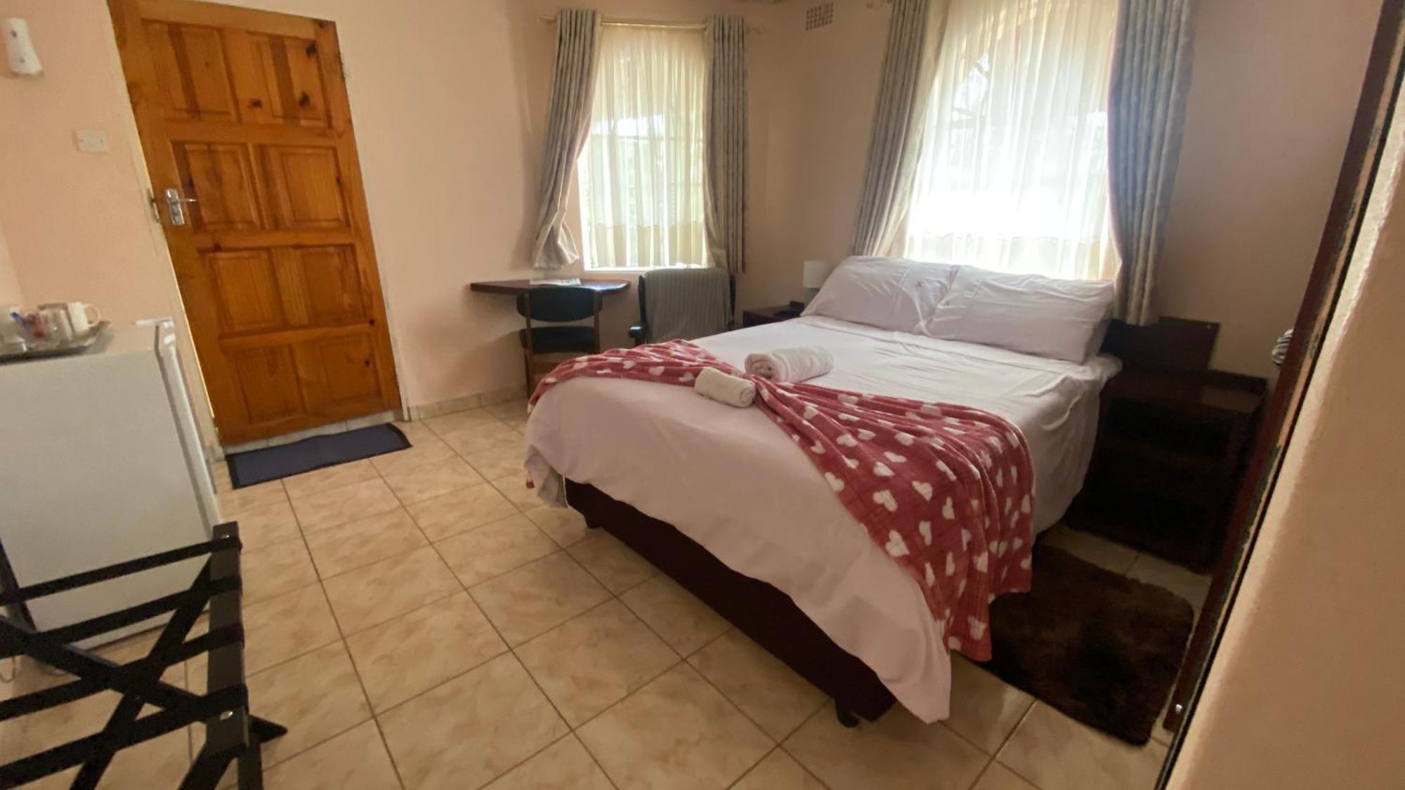 Lynns Guest House Булавайо Экстерьер фото