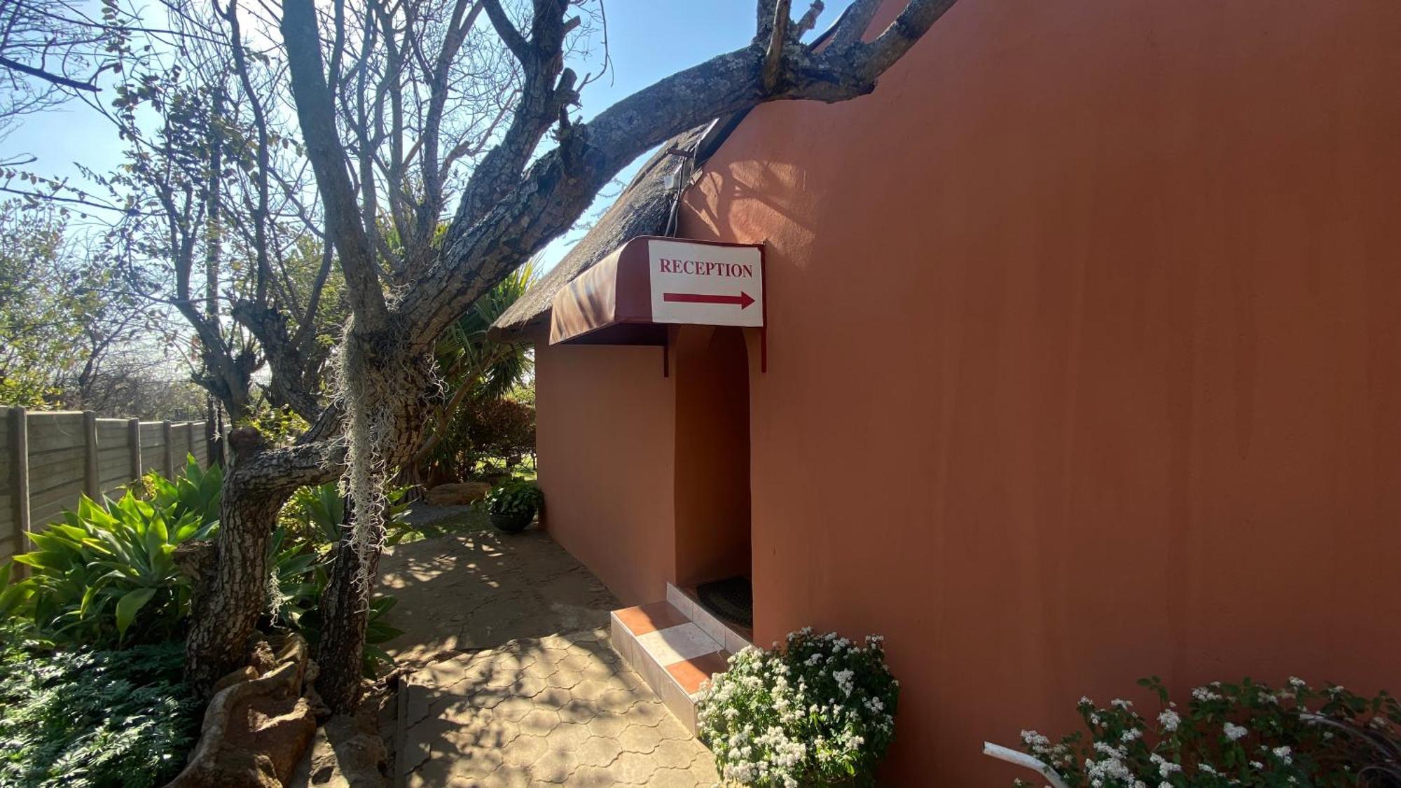 Lynns Guest House Булавайо Экстерьер фото