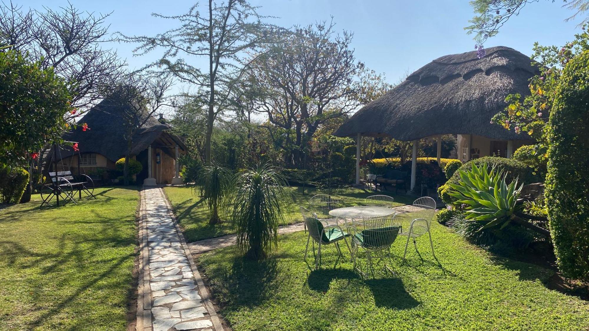 Lynns Guest House Булавайо Экстерьер фото