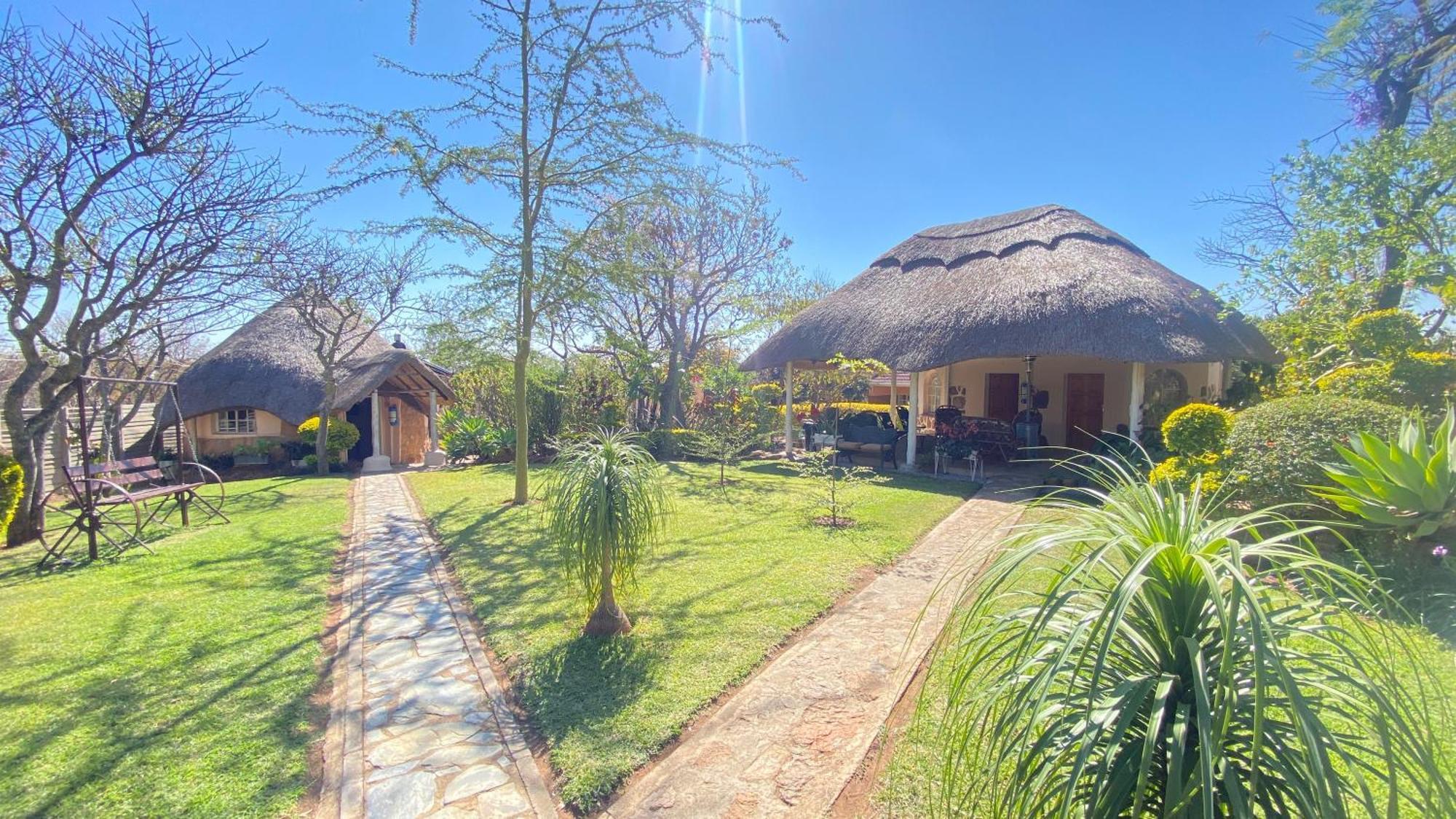 Lynns Guest House Булавайо Экстерьер фото