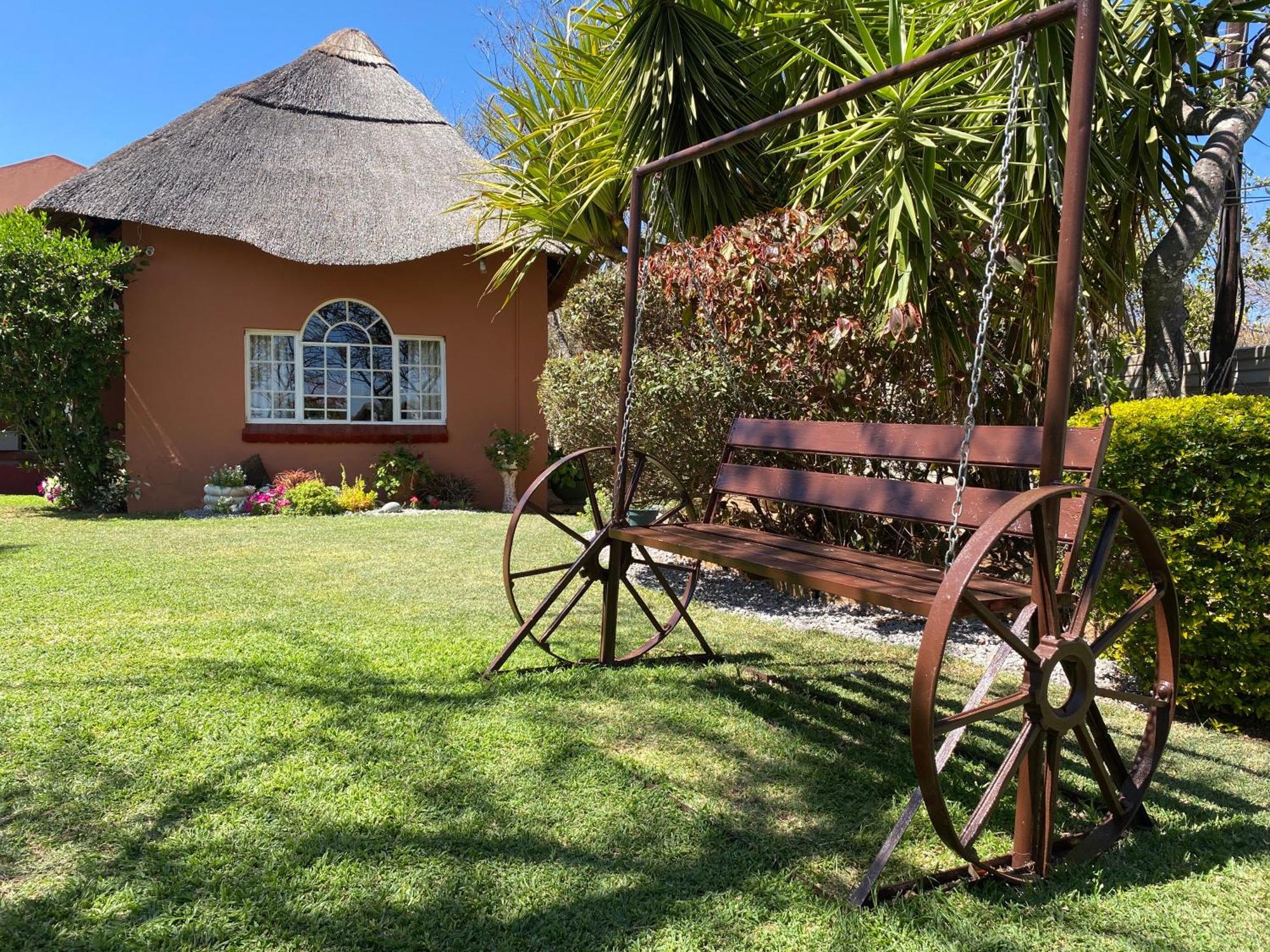 Lynns Guest House Булавайо Экстерьер фото